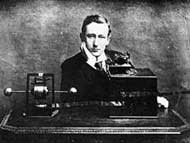 Marconi mit einem der ersten Telegraphensender
